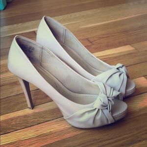 Fioni Size 7 1/2 tan beige high heel